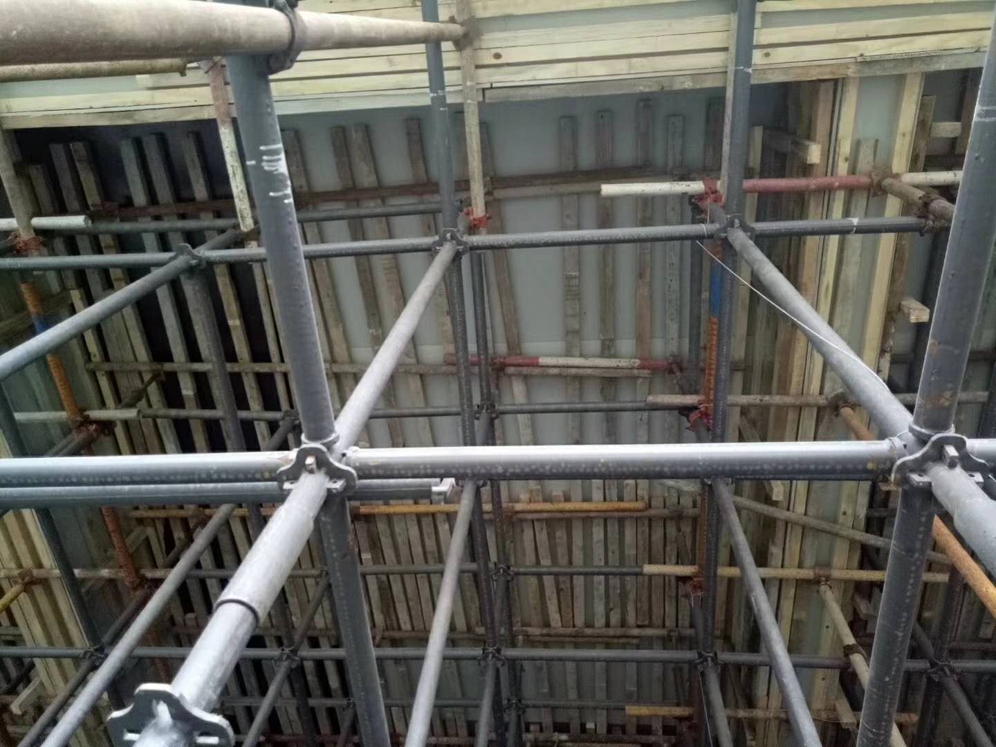 Kif tikkalkula l-kwantitajiet tal-formwork tal-kostruzzjoni fi proġett ibbaża...